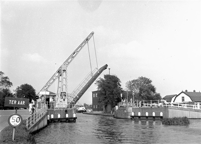 De Aardammerbrug over het Aarkanaal gaat omhoog, 1963