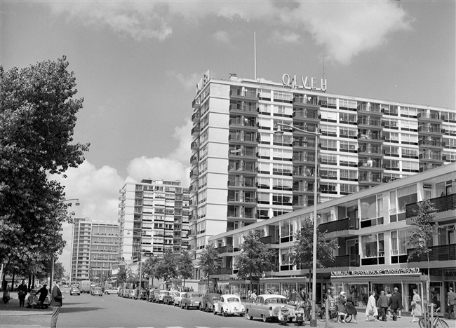 De Karel Doormanstraat gezien naar het Weena, hoek Korte Lijnbaan. Achteraan het voormalige Stationspostkantoor aan het Delftseplein.