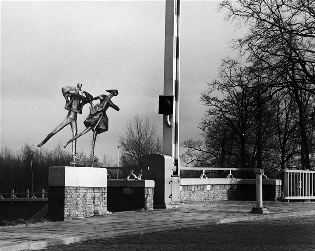 Montagefoto van het beeld man met fluit en vrouw met gitaar, op de Oude Tolbrug in Voorburg. Het ontwerp is van beeldhouwster Everdine J.M. Schuurman-Henny.