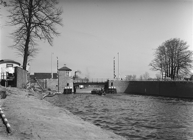 De vernieuwde Oude Tolbrug over het Rijn-Schiekanaal, beter bekend als de Vliet. De basculebrug uit 1956 ligt tussen de Westvlietweg en de Fonteynenburghlaan.