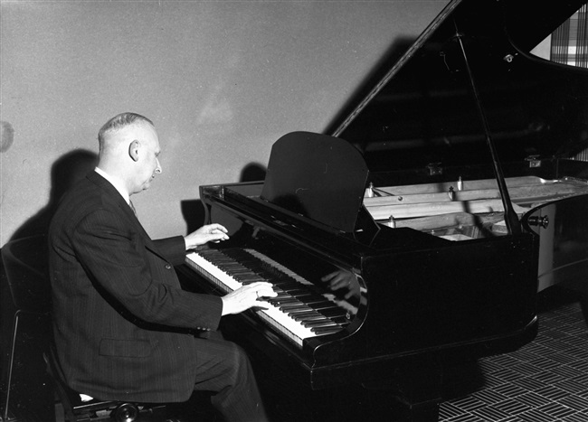 Pianospel van H. Ph. Ingwersen tijdens een oudejaars bijeenkomst. Ingwersen was technisch-ambtenaar eerste klasse bij de Provinciale Planologische Dienst (vroegere Stedebouwkundige Dienst). Als hobby vervaardigde hij samen met M.C. van Keule een aantal films voor de Provinciale Waterstaat in Zuid-Holland.