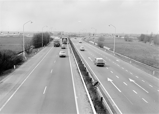 Verkeersdrukte bij het knooppunt Oudenrijn, 1964