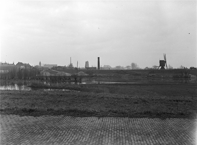 Uitzicht op Leerdam aan de Linge. Rechts wipmolen Ter Leede.