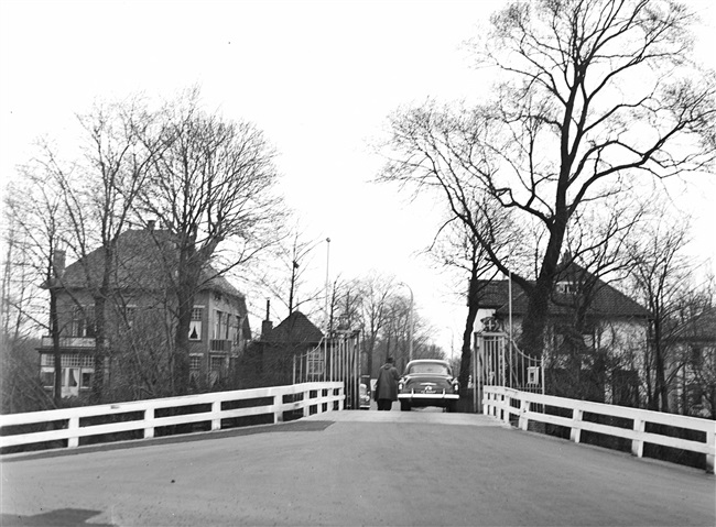 Automobilist betaald tol bij het Warmonderhek, 1952