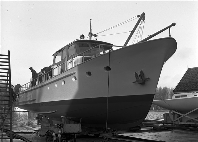 Motorjacht Provincie Zuid-Holland op werf in Kaag, 1961