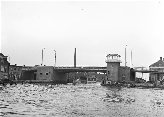 De vernieuwde 's-Molenaarsbrug over de Heimanswetering, een dubbele basculebrug met een doorvaartwijdte van 23 m.