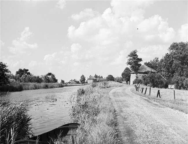 Hooibergen aan de rivier de Drecht bij Vriezekoop