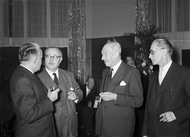 Receptie Gedeputeerde Staten. Links de commissaris van de Koningin Jan Klaasesz in gesprek met gedeputeerde mr. Harm van Riel.