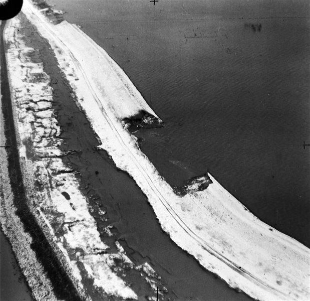 De Watersnoodramp van 1953. Een groot deel van Goeree-Overflakkee is overstroomd. Foto Rijkswaterstaat.