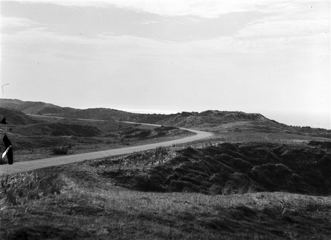 Fietspad door de duinen tussen Katwijk en Noordwijk. Door het aanleggen van fietspaden ontsluit de provincie Zuid-Holland natuurgebieden voor recreatie.
