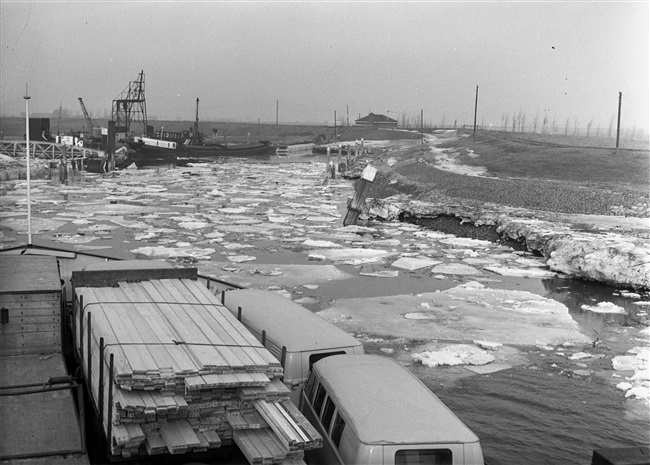 Veerpont Gorinchem V vaart door ijs, 1963