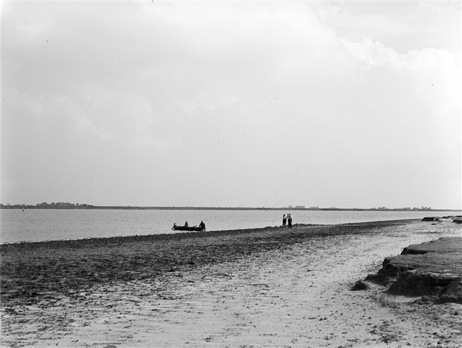 De Brielse Maas. In 1950 is deze afgedamd. Vanaf die tijd is de Brielse Maas, beter bekend als het Brielse Meer, een binnenwater.