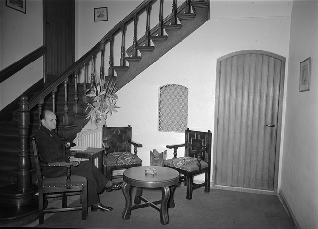 Hal in het gebouw aan het Korte Voorhout 1. Vanaf juni 1945 waren in dit pand het Provinciaal Bestuur en de griffier gehuisvest.