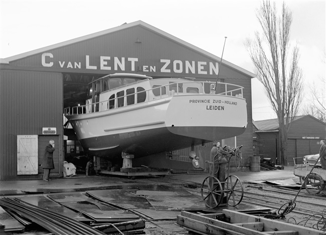 Motorjacht Provincie Zuid-Holland op werf in Kaag, 1961