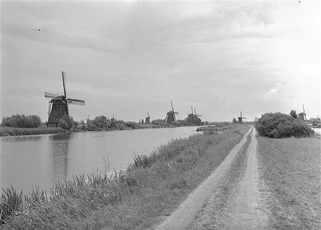 Oude situatie voor aanleg fietspad in Kinderdijk, 1959