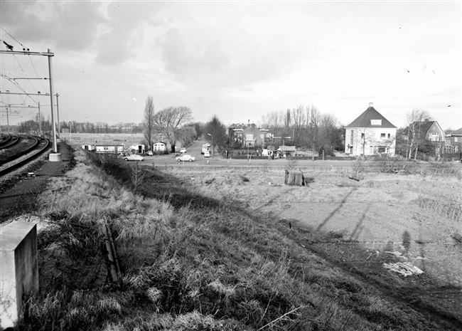 In de verte de Rodelaan met rechts het Oosteinde