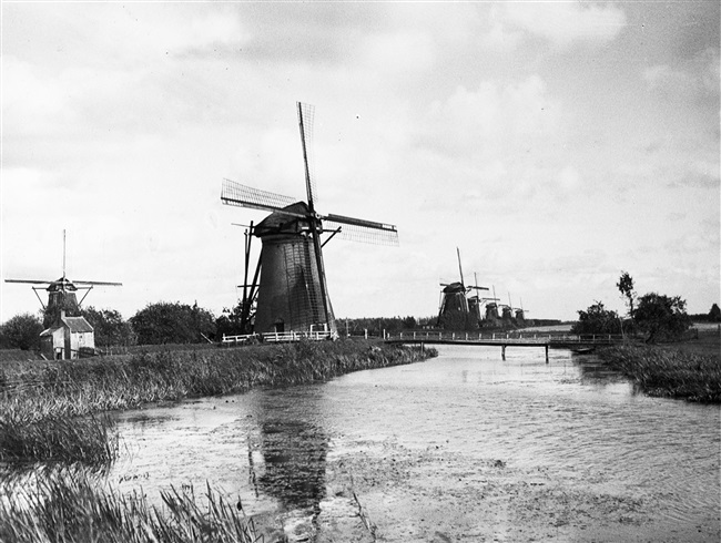 Nederwaard Molen en Overwaard Molens in Kinderdijk, 1947