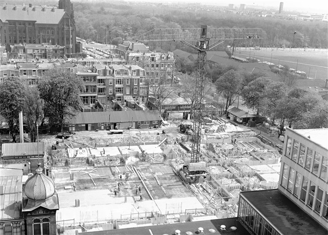 De vloeren worden gestort van het hoofdgebouw van het provinciehuis. In dit gedeelte komen de Statenzaal en de entreehal. Links op de achtergrond de lange bouwkeet van de aannemer en rechts de keet van de bouwdirectie en de tekenkamer.