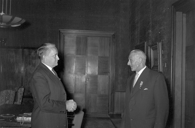 Ambtsjubileum van de heer Langeveld, vermoedelijk opzichter 3e klasse van de Provinciale Waterstaat. Links de commissaris van de Koningin Jan Klaasesz die hem een Koninklijke onderscheiding heeft opgespeld.
