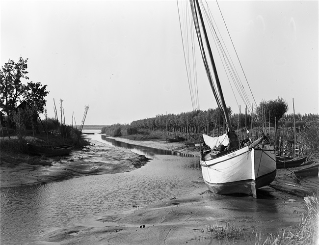 Een binnendijks haventje aan het riviertje de Koedood