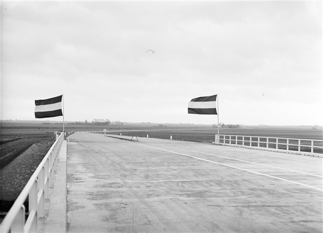 Opening van de Drechtbrug (N207) over de Drecht bij Leimuiden.