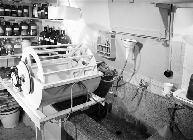 Donkere kamer van Provinciale Waterstaat in Den Haag, 1960