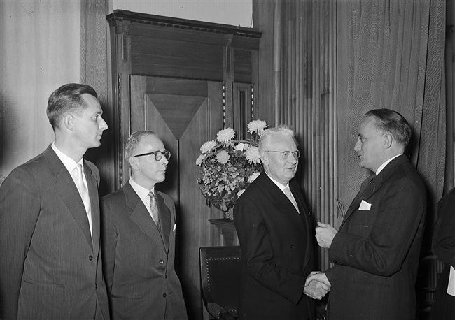 Viering van het jubileum van de Bond Provincieambtenaren, in het provinciehuis aan het Korte Voorhout 1. Rechts de commissaris van de Koningin, Jan Klaasesz.