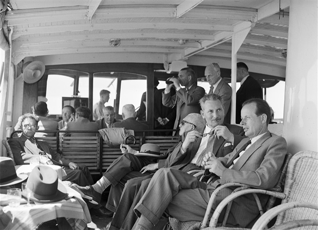 De Provinciale Staten op excursie naar Rotterdam, de Brielse Maas en de Deltawerken (monding Haringvliet) met de Prinsesseplaat van de Spido.