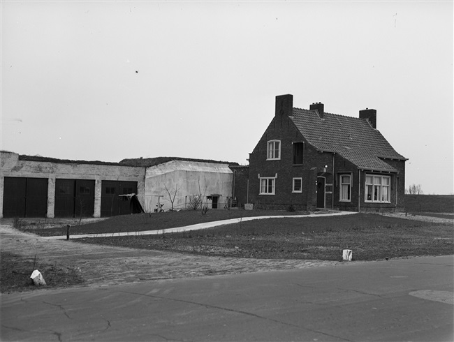 Bunkerwoning in 's-Gravenzande, 1950