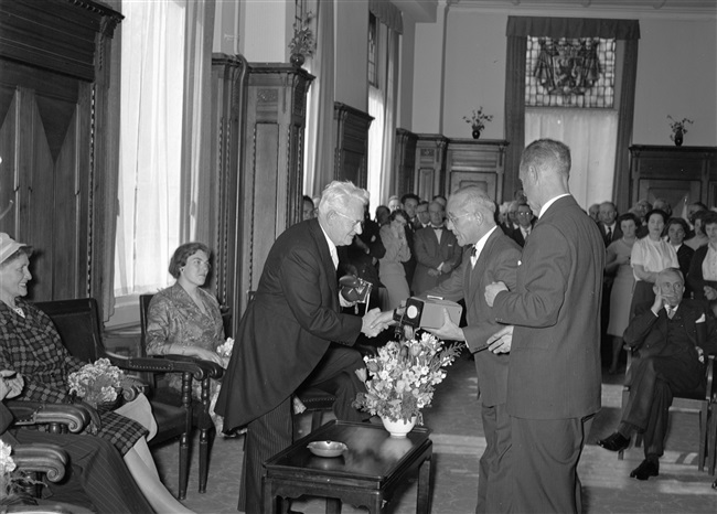 De heer A.M.J Deelman neemt afscheid als bureauchef van de afdeling Hoofdbureau van de Provinciale Waterstaat, aan het Korte Voorhout 1.