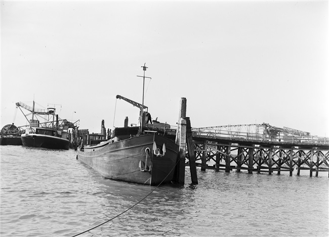 Dijkherstel bij de Hoek van Sint Jacob, op Goeree-Overflakkee, na de watersnoodramp van 1 februari 1953.