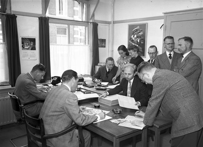 Waarschijnlijk de Financiële afdeling van de Provinciale Waterstaat in de Riouwstraat. De foto is gemaakt tussen 1950 en 1959.