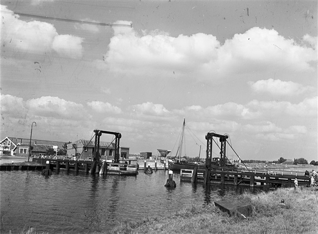Vlotbrug in Hellevoetsluis, 1951