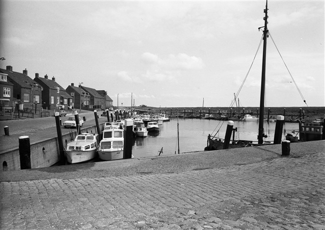 De haven van Ouddorp aan de Ouddorpse Haven rond 1970