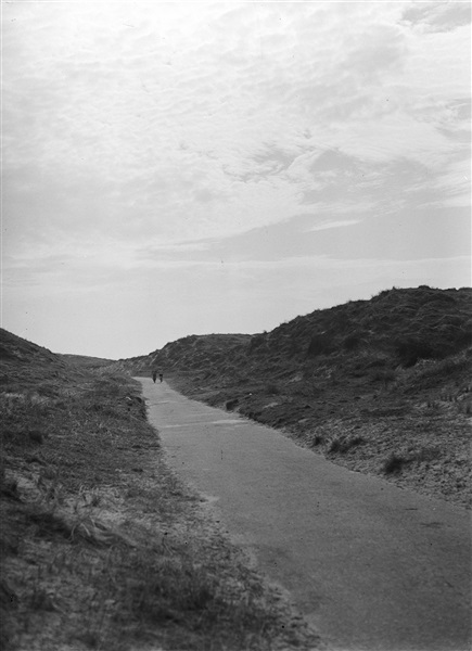 Fietspad door de duinen tussen Katwijk en Noordwijk. Door het aanleggen van fietspaden ontsluit de provincie Zuid-Holland natuurgebieden voor recreatie.