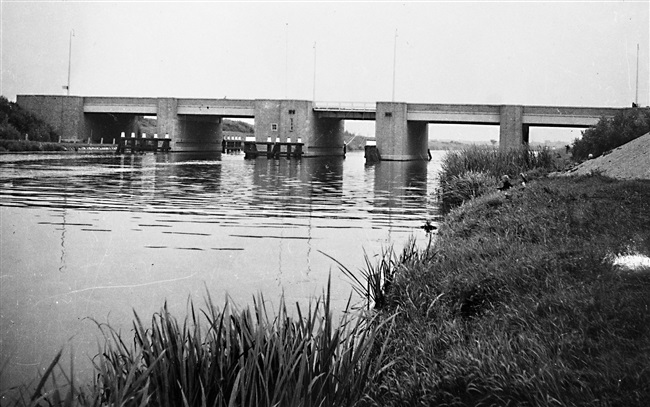 Verkeersbrug. De foto is vermoedelijk gemaakt tussen 1950 en 1960.