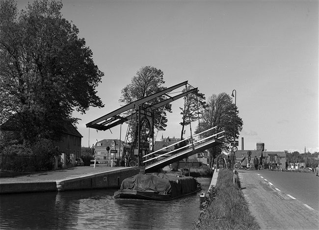 De voormalige Oude Tolbrug over het Rijn-Schiekanaal, beter bekend als de Vliet. In 1956 is de ophaalbrug in de Fonteynenburghlaan vervangen door een basculebrug.