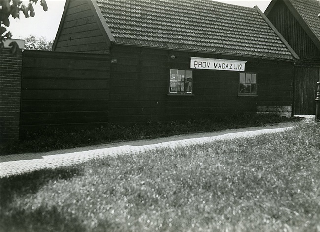 Een magazijn van de provincie Zuid-Holland, vermoedelijk in de Hoeksche Waard. De foto is gemaakt tussen 1920 en 1959.