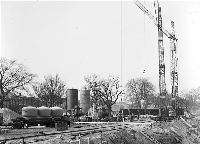 De bouwplaats van het nieuwe provinciehuis aan de Koningskade.