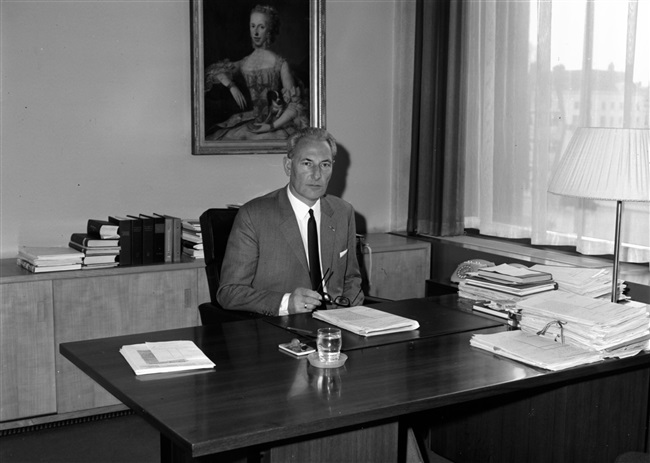 Griffier Zegwaard in zijn werkkamer in Den Haag, 1968