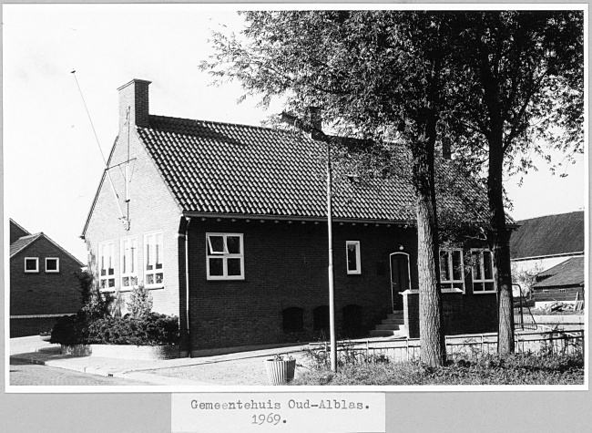 Gemeentehuis aan de Dorpsstraat 28 in Oud-Alblas, 1969