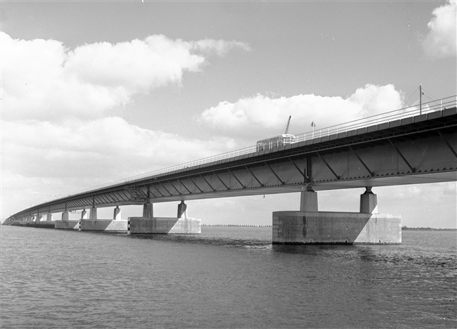 De nieuwe Haringvlietbrug over het Haringvliet