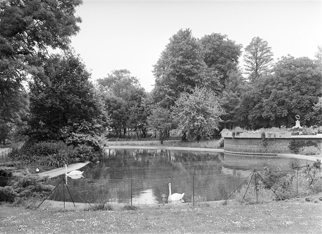 Park van Haagsche Dierentuin in Den Haag, 1958