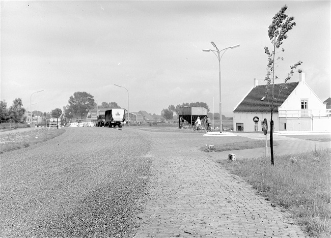 De nieuwe hoofdwaterkering met weg in 's-Gravendeel, 1961