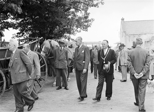 Timmerman ontvangt Kesper op werkbezoek in Meerkerk, 1954
