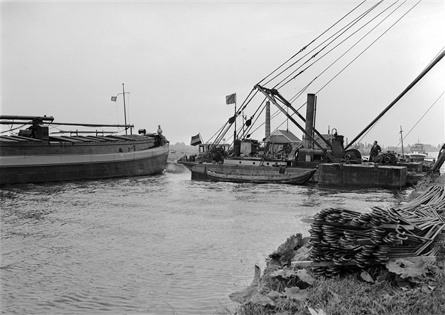 Aanleg S25/N207 met een drijvende bok in de Gouwe, 1955