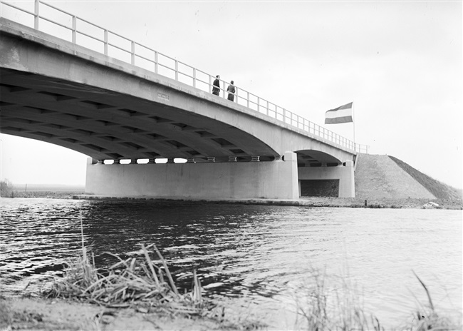 Opening van de Drechtbrug (N207) over de Drecht bij Leimuiden.