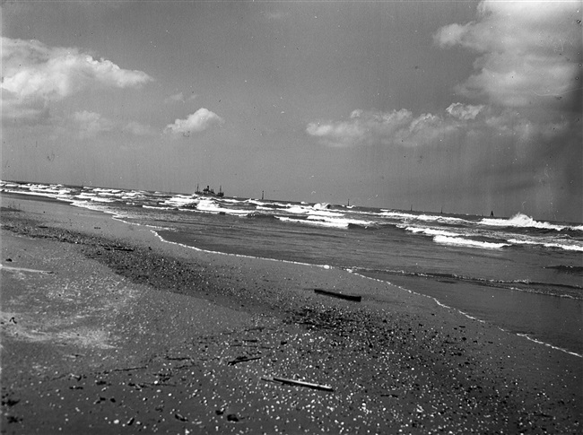 Het strand ter hoogte van Poeldijk. De provincie Zuid-Holland maakt stranden beter bereikbaar door het aanleggen of verbeteren van wegen ernaartoe.
