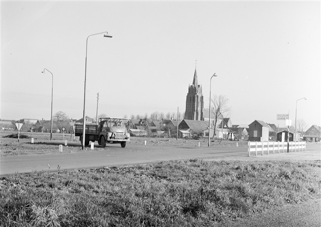 Kruising van weg nr. 29 (huidige N210) met links de huidige N207 (Oude Spoorweg). Op de achtergrond de kerktoren van de St. Laurentiuskerk in Bergambacht.