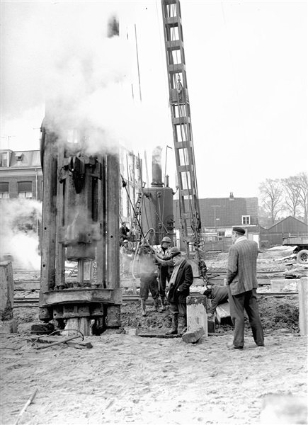 Heiwerkzaamheden voor de bouw van de eerste St. Sebastiaansbrug.